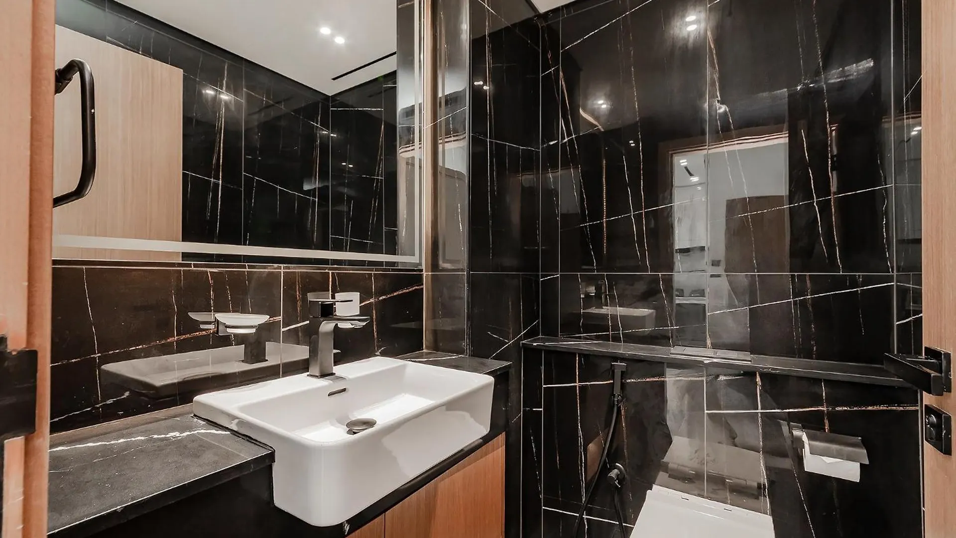 Cozy 1 Bedroom In Binghatti Venus Jvc Dubai Apartment